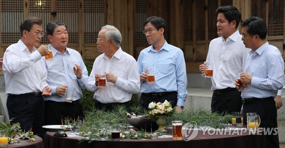 ▲ 문재인 대통령과 기업인들이 맥주를 마시며 이야기를 나누고 있다. ⓒ연합뉴스