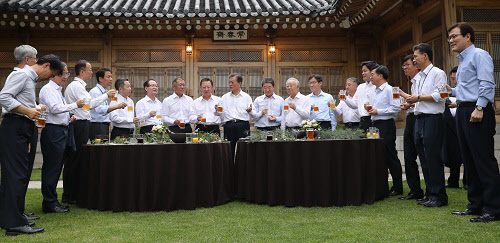 ▲ 비공개 간담회에 앞서 호프 미팅을 즐기고 있는 문재인 대통령과 기업 총수들. ⓒ연합뉴스