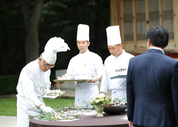 ▲ 청와대가 27일 주요기업과 호프미팅을 앞두고 안주를 내는 모습. ⓒ청와대 제공