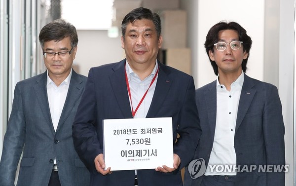 ▲ 28일 오전 최승재 소상공인연합회 회장 등 관계자들이 세종시에 위치한 고용노동부를 방문해 '내년도 최저임금 인상안'에 대한 이의제기서를 제출했다.ⓒ사진=연합뉴스.