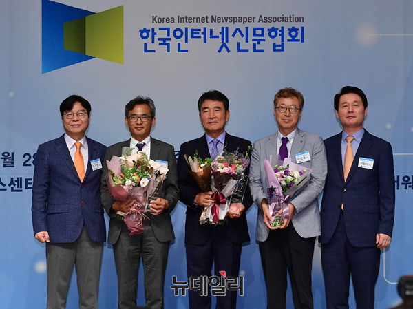 ▲ 좌측부터 이근영 한국인터넷신문협회 회장, 오연호 오마이뉴스 대표, 민병호 데일리안 대표, 이창호 아이뉴스24 대표, 최정식 i-어워드위원회 위원장.  ⓒ 정상윤 기자