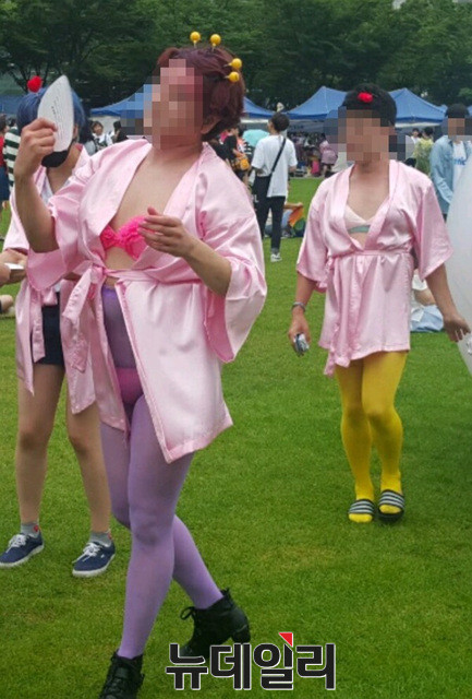 ▲ 15일 서울광장에서 열린 동성애축제인 '제18회 퀴어축제'를 즐기고 있는 참가자들 .ⓒ뉴데일리 이기륭 기자.