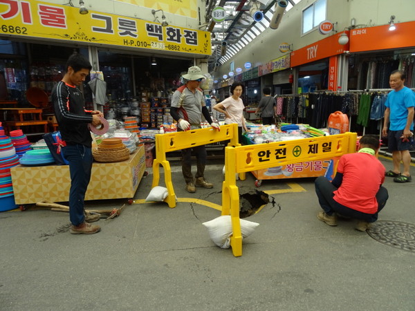 ▲ 지난 16일 기록적인 폭우로 충북 청주지역에 발생한 씽크홀 모습.ⓒ청주시