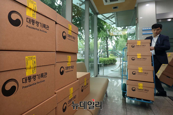 ▲ 청와대가 국가안보실 등에서 추가 발견된 직전 정부 문건들을 대통령기록관으로 이관하고 있다. ⓒ청와대 제공