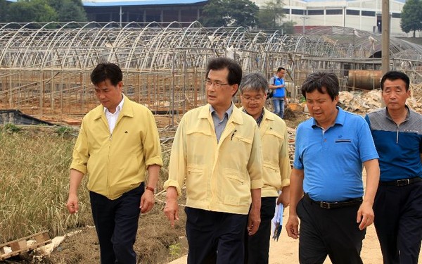 ▲ 이시종 충북도지사가 28일 오송읍의 수해 현장을 방문해 자원봉사자들을 격려했다.ⓒ충북도