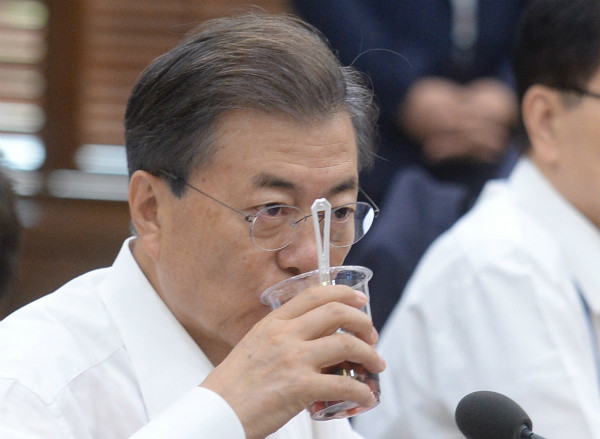 ▲ 문재인 대통령이 27일 청와대에서 열린 수석·보좌관회의에서 수해를 입은 충북 지역의 블루베리·복숭아 등을 넣어 만든 과일화채를 맛보고 있다. ⓒ뉴시스 사진DB