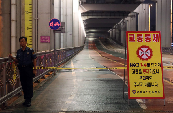 서울 등 수도권 지역에 내린 집중호우와 팔당댐 방류로 한강 수위가 높아져 잠수교 차량 통행이 지난 11일 통제됐다. ⓒ연합뉴스