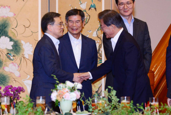 ▲ 문재인 대통령이 28일 청와대 본관 로비에서 열린 경제인간담회 스탠딩 칵테일 타임에 앞서 권오현 삼성전자 부회장과 인사를 나누고 있다. ⓒ뉴시스 사진DB