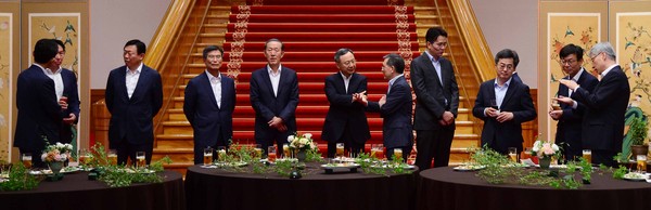 ▲ 28일 청와대 본관을 방문한 기업인들이 이야기를 나누고 있다. ⓒ뉴시스 DB