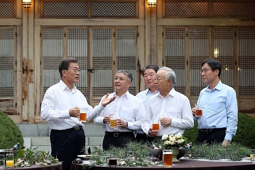 ▲ 지난 27일 진행된 문재인 대통령과 기업인 간담회 참석자들이 맥주를 마시며 이야기를 나누고 있다. ⓒ청와대