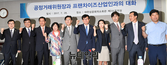 ▲ (왼쪽에서 5, 6번째) 박기영 한국프랜차이즈협회장, 김상조 공정거래위원장. ⓒ정상윤 기자