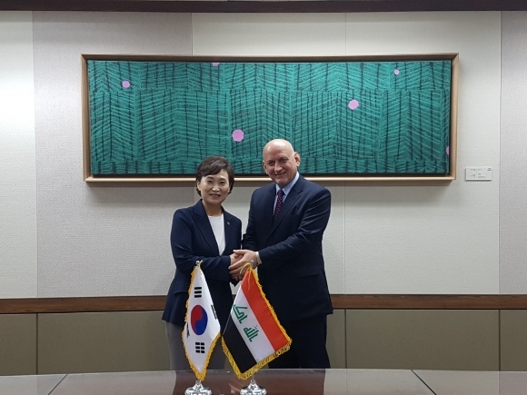 ▲ 김현미 국토교통부 장관(왼쪽)이 28일 서울 사무실에서 한-이라크 공동위원회 주관부처 장관 자격으로 와디 알-바티 주한 이라크 대사의 예방을 받고 기념촬영하고 있는 모습. ⓒ국토교통부