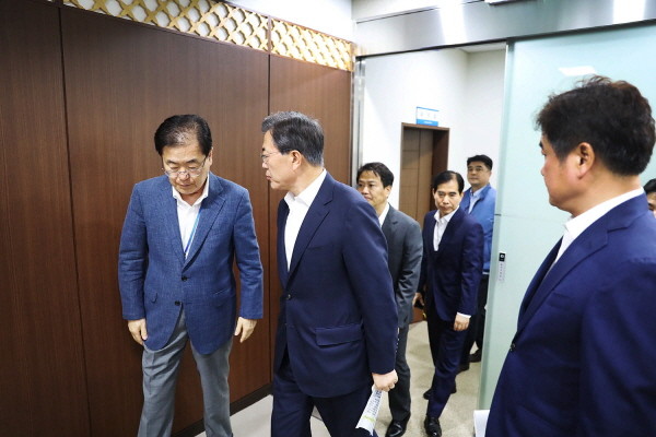 ▲ 문재인 대통령이 29일 오전 국가안전보장회의(NSC) 전체회의를 입장하며, 정의용 국가안보실장과 대화하고 있다. ⓒ 청와대 제공