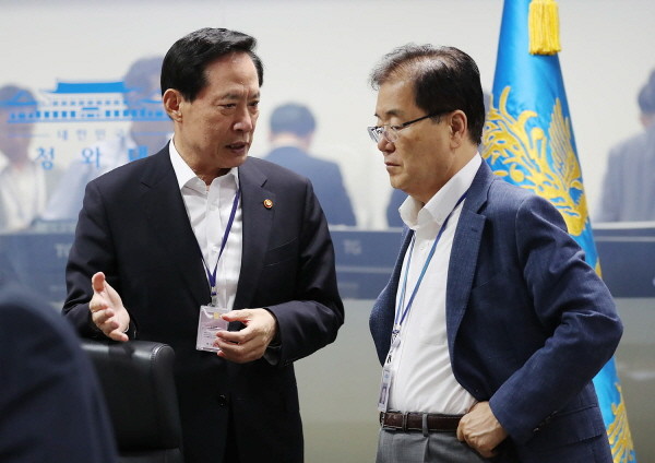 ▲ 회의 전 정의용 국가안보실장과 송영무 국방부 장관이 대화를 나누고 있다. ⓒ 청와대 제공