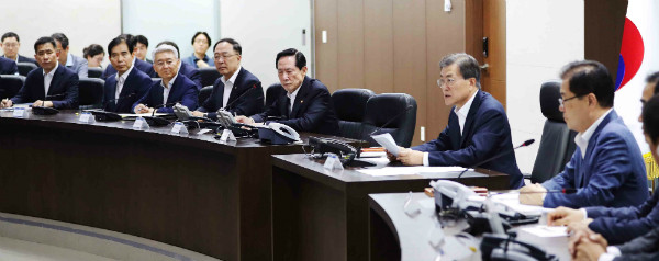 ▲ 문재인 대통령이 29일 새벽 청와대에서 국가안전보장회의 전체회의를 주재하고 있다. ⓒ뉴시스 사진DB