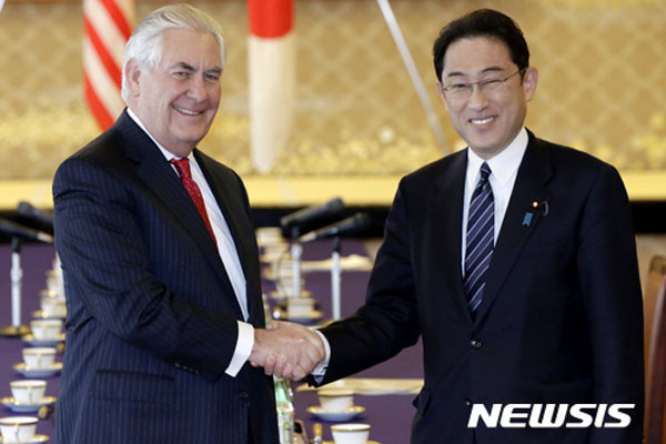 ▲ 지난 28일 북한이 '화성-14형' 탄도미사일을 발사한 데 따라 강경화 외교장관은 29일 렉스 틸러슨 美국무장관과 기시다 후미오 日외무장관과 연속으로 통화를 갖고 대응책 마련에 들어갔다고 한다. 사진은 렉스 틸러슨 美국무장관과 기시다 후미오 日외무장관. ⓒ뉴시스. 무단전재 및 재배포 금지.