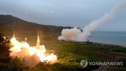 29일 오전 북한의 대륙간탄도미사일(ICBM)급 미사일 발사 도발에 대응, 한미 양국이 동해안에서 실시한 연합 탄도미사일 사격훈련에서 사거리 300km의 현무-2가 발사되고 있다. ⓒ연합뉴스