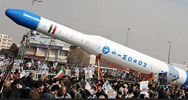 이란이 지난 27일(현지시간) '시모르그' 로켓의 시험발사에 성공했다고 주장했다. 사진은 2010년 이란 테헤란에 전시된 '시모르그' 로켓을 보러 온 인파. ⓒ美군비통제협회 화면캡쳐.