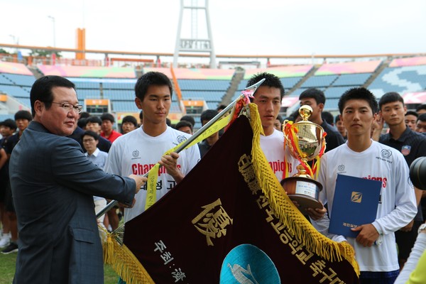 ▲ 29일 제주도에서 폐막된 백록기 전국 고등학교 축구대회에서 청주 대성고 축구부가 24년만에 우승을 하면서 우승기와 우승컵을 받고 있다.ⓒ청주 대성고