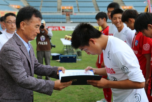 ▲ 29일 제주도에서 폐막된 백록기 전국 고등학교 축구대회에서 청주 대성고 축구부가 24년만에 우승을 한 가운데 강현준 선수가 최우수 선수상을 받고 있다.ⓒ청주 대성고