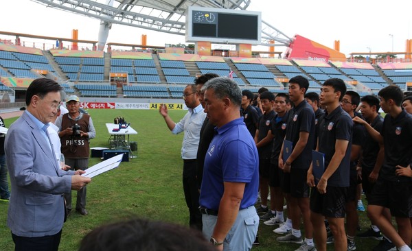 ▲ 29일 제주도에서 폐막된 백록기 전국 고등학교 축구대회에서 우승을 차지한 청주 대성고 축구부 남기영 감독이 감독상을 받고 있다.ⓒ청주 대성고