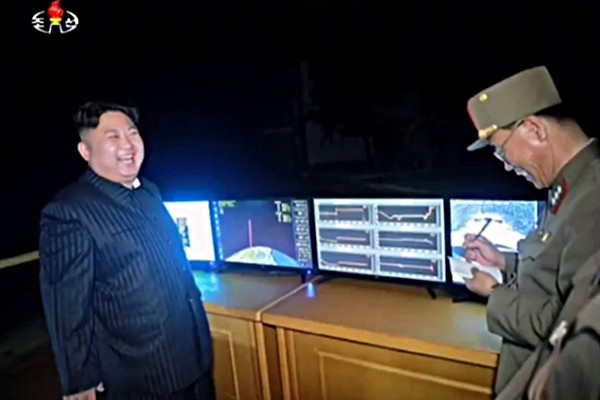 ▲ 북한이 문재인 대통령의 ‘사드(THAAD)’ 발사대 4기 임시 추가 배치 결정을 두고 발작적 망동이라며 비난의 화살을 퍼부었다. 사진은 지난 28일 대륙간 탄도미사일급 '화성-14형' 미사일 2차 시험발사 현장을 찾은 김정은의 모습.ⓒ北선전매체 보도영상 화면캡쳐