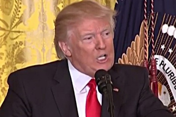 ▲ 도널드 트럼프 미국 대통령이 북한의 핵·탄도미사일 문제에 있어 미온적 태도를 보이고 있는 중국을 향해 강한 불만을 드러냈다. 사진은 기자회견을 진행하고 있는 도널드 트럼프 美대통령.ⓒ英'가디언' 보도영상 화면캡쳐