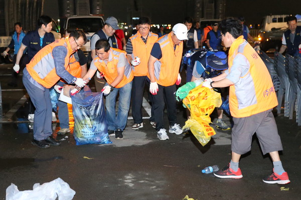 ▲ 29일 밤 포항국제불빛축제가 끝난 후 행사장 일원에서 환경정화활동을 펼치고 있는 포항제철소 외주파트너사 임직원들.ⓒ포스코패밀리
