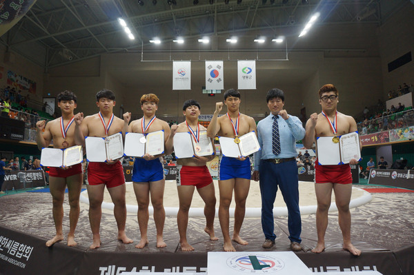 ▲ 대구대 씨름부 선수들이 수상 기념사진을 찍고 있다(왼쪽부터 장영진, 김민섭, 박지수, 오현호, 김진호, 최병찬 감독, 임성길).ⓒ대구대