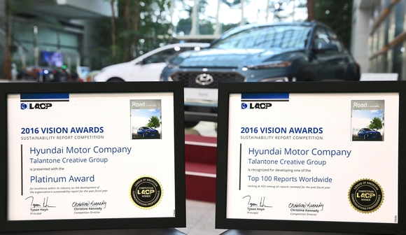 ▲ 현대자동차는 ‘2016 지속가능성 보고서’가 ‘2016 LACP 비전 어워드(Vision Awards)’ 자동차 및 부품(Automobiles & Components) 부문에서 대상(Platinum Award)을 수상했다고 30일 밝혔다.ⓒ현대자동차