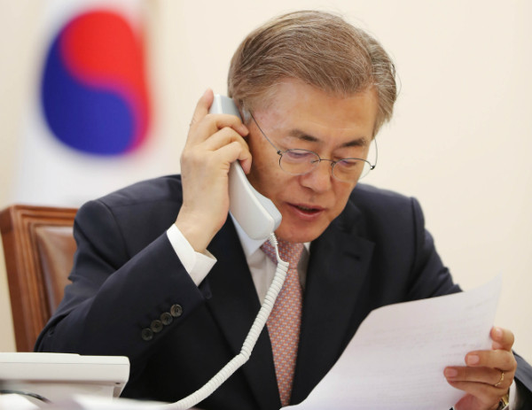 ▲ 문재인 대통령이 휴가에서 복귀한 직후, 도널드 트럼프 미국 대통령 및 아베 신조 일본 내각총리대신과 대북 제재 방안 관련 통화를 가질 예정이다. 사진은 지난 5월 11일 아베 총리와 통화하고 있는 문재인 대통령의 모습. ⓒ뉴시스 사진DB