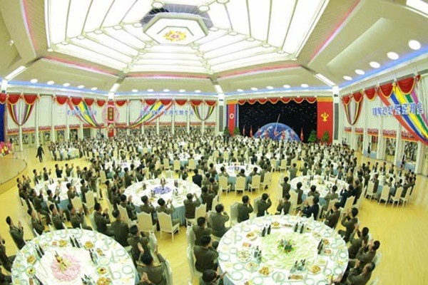 ▲ 북한이 김정은 부부가 참석한 가운데 최근 실시한 대륙간 탄도미사일(ICBM) ‘화성-14형’ 시험발사 성공을 자축하는 연회를 열었다. 사진은 관련 北노동당 기관지 '노동신문' 보도 일부.ⓒ北선전매체 홈페이지 캡쳐