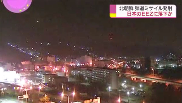 ▲ 日홋카이도 일대의 CCTV에 촬영된 北'화성-14형' 탄도미사일의 탄두. 왼쪽에 별처럼 빛나는 것이 북한 미사일 탄두다. ⓒ日NHK 관련보도 화면캡쳐.