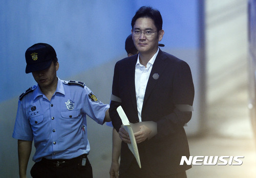 ▲ 공판 참석을 위해 법정에 들어서는 이재용 삼성전자 부회장. ⓒ 사진 뉴시스