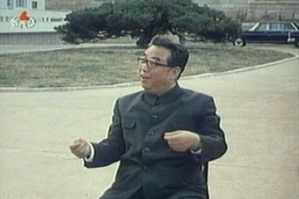 ▲ 김일성의 생전 모습. 오른쪽 목덜미의 혹 때문에 北선전매체는 이 앵글에서만 촬영할 수밖에 없었다고 한다. ⓒ北선전매체 화면캡쳐.