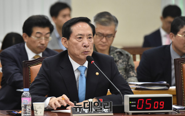 ▲ 31일 오후 국회에서 열린 국방위원회전체회의에 참석한 송영무 국방부 장관. ⓒ뉴데일리 이종현 기자