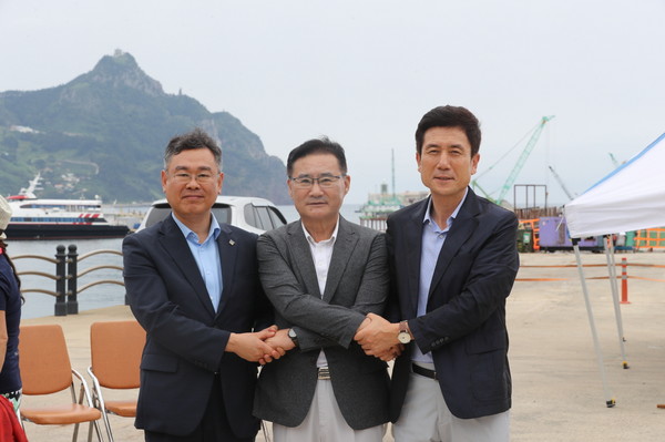 ▲ 이강덕 포항시장(오른쪽)이 31일부터 8월 1일까지 1박 2일 일정으로 울릉군을 찾아 우의를 다졌다.ⓒ포항시