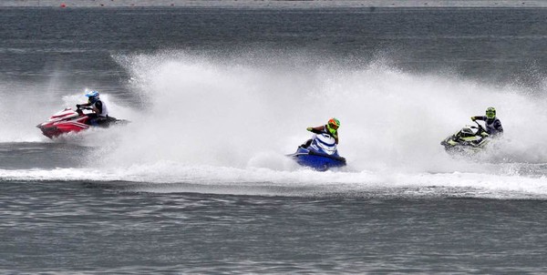 ▲ 2017 전국 수상오토바이 챔피언십 대회에서 선수들이 힘차게 물살을 가르고 있다.ⓒ포항시