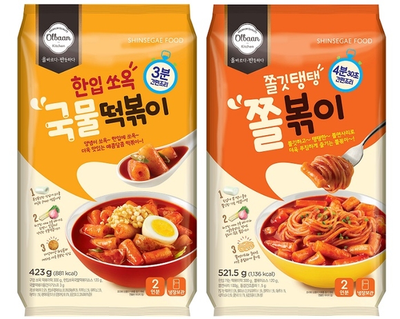 ▲ 올반 한입쏘옥 국물떡볶이(왼쪽), 올반 쫄깃탱탱 쫄볶이(오른쪽). ⓒ신세계푸드