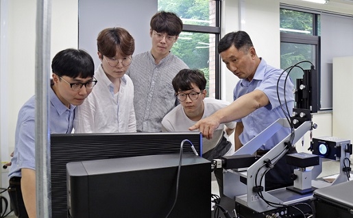 ▲ 학생들과 표면에너지측정장치 실험을 진행 중인 한관영 단국대 교수(오른쪽 맨 끝). ⓒ단국대