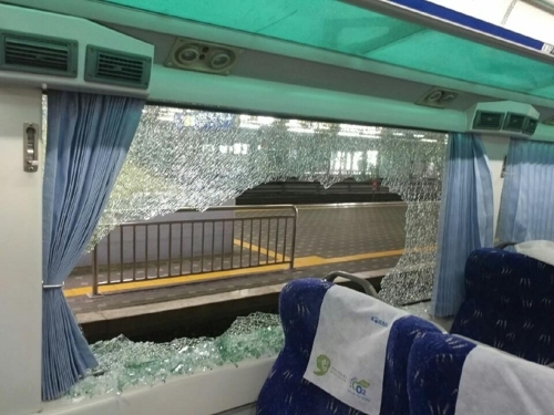 ▲ 날아든 쇳덩어리에 파손된 무궁화호 객실 창유리.ⓒ연합뉴스