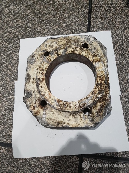 ▲ 운행하던 무궁화호에 날아든 쇳덩어리.ⓒ연합뉴스