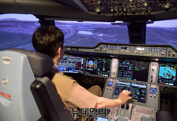 ▲ 아시아나항공 A350 시뮬레이터 내부. A350이 이륙해 비행을 하고 있는 모습.ⓒ공준표 기자