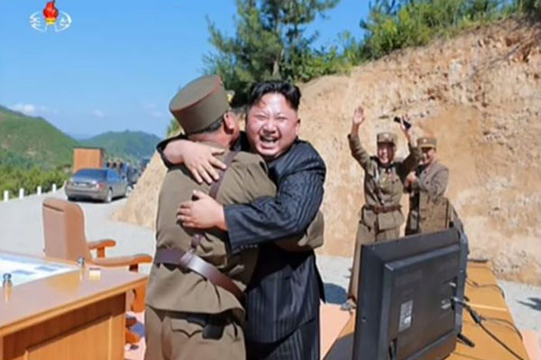 ▲ 지난 7월 4일 대륙간 탄도미사일 '화성-14형' 발사 성공에 기뻐하는 김정은. 자신이 무슨 짓을 저질렀는지 모르는 표정이다. ⓒ北선전매체 화면캡쳐.