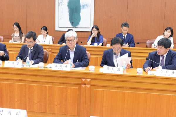 ▲ 외교부 장관 직속 ‘한·일 일본군 위안부 피해자 문제 합의 태스크포스(이하 위안부 TF)’가 지난 31일 출범했다. 사진은 지난 7월 31일 서울 도렴동 외교부 청사에서 열린 위안부 TF 1차 회의가 진행 중인 모습.ⓒ외교부