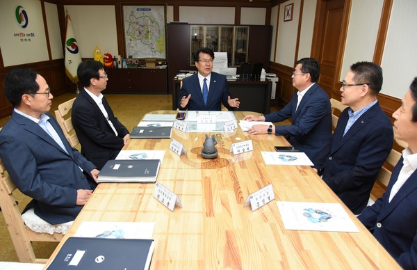 ▲ 이근규 제천시장이 1일 충주시 ‘1일 명예시장’에 나섰다.ⓒ제천시