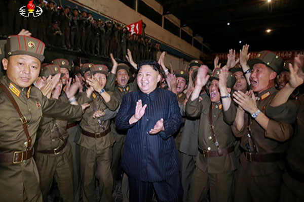 ▲ 지난 28일 '화성-14형'을 발사한 뒤 활짝 웃는 김정은. ⓒ北선전매체 화면캡쳐.