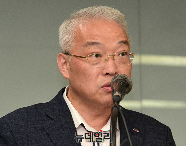 ▲ 홍종진 인천광역시 소상공인연합회장이 1일 서울 여의도 중소기업중앙회에서 열린 최저임금 관련 지역 소상공인 대표단 기자회견에서 입장문을 발표하고 있다. ⓒ뉴데일리 공준표 기자