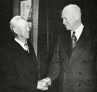 미국 대통령 당선자 아이젠하워는 1952년 겨울 서울로 날아와 휴전을 반대하는 이승만을 만났다.(경무대)