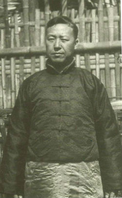 중국인으로 변장하고 시체운송선에 숨어 상해 임시정부로 가던때 대한민국 임시대통령 이승만(1920년 45세)